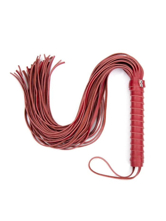 Δερμάτινο BDSM flogger μήκους περίπου 68cm με εργονομική λαβή και πολλαπλές λωρίδες από πραγματικό δέρμα – ιδανικό για intense αισθησιακό παιχνίδι και roleplay.