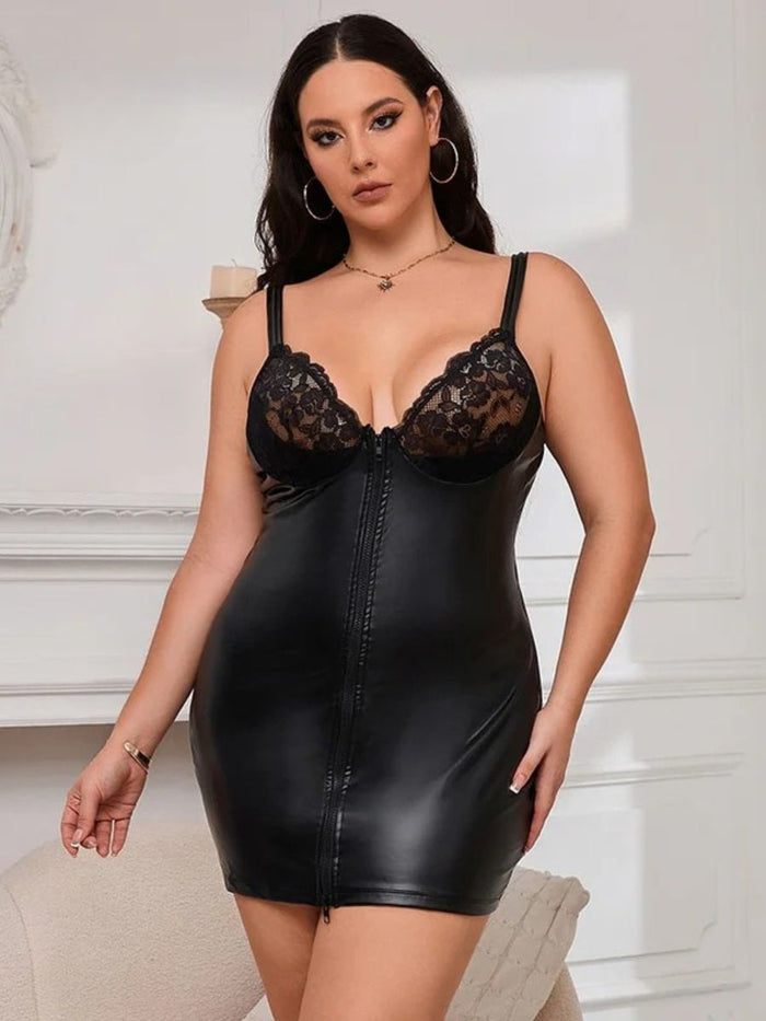 Plus size μαύρο δερμάτινο εφαρμοστό φόρεμα με φερμουάρ – Juicy String