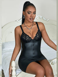 Μαύρο εφαρμοστό faux leather φόρεμα με μπροστινό φερμουάρ – Juicy String