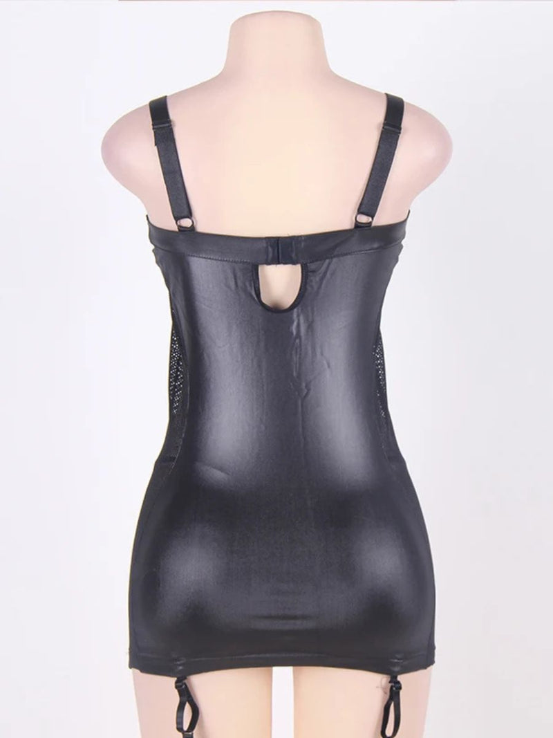 Plus size μαύρο δερμάτινο φόρεμα με ζαρτιέρες – Juicy String

