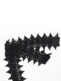 Plus size μαύρο mini φόρεμα με δερματίνη, δαντέλα και choker λαιμό – Juicy String