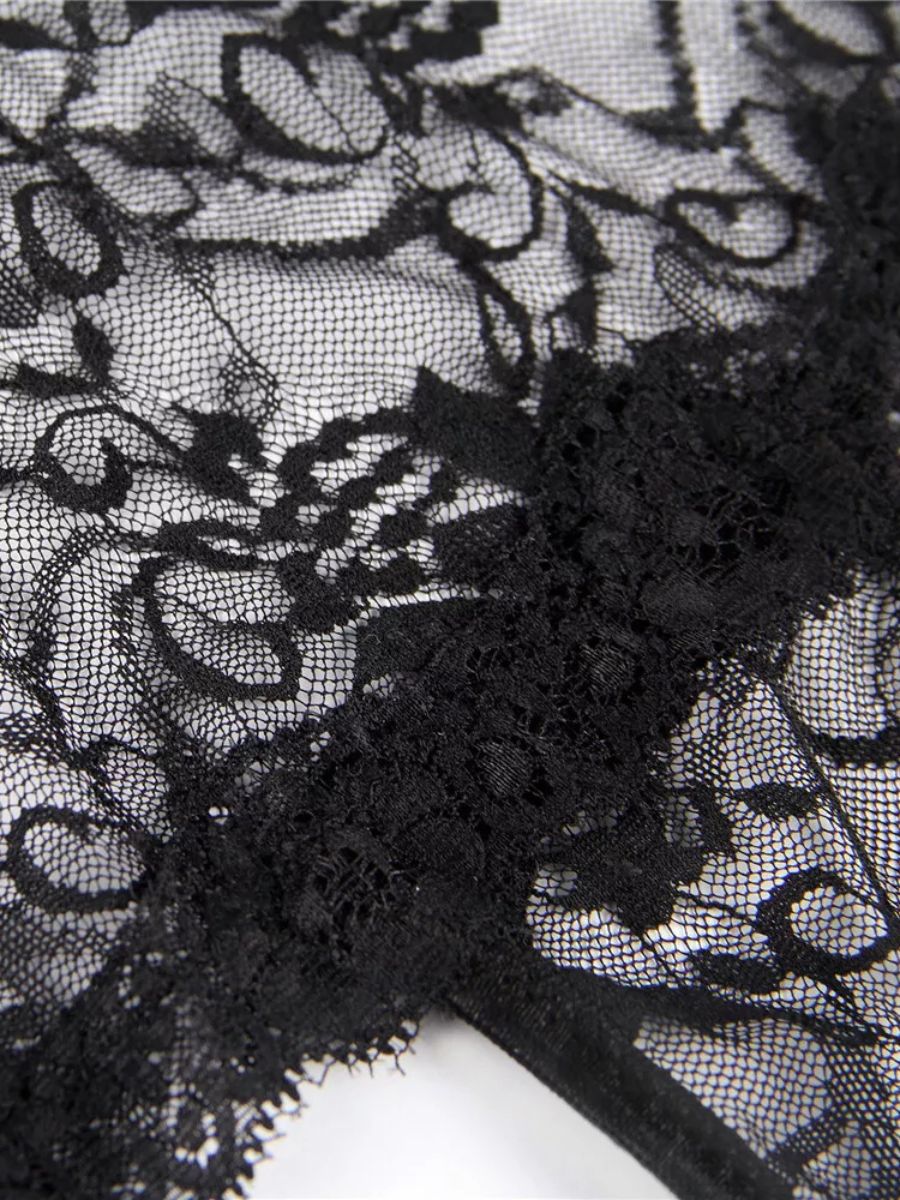 Μαύρο δαντελένιο string με άνοιγμα στον καβάλο – Juicy String