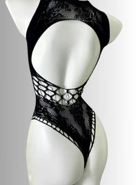Μαύρο fishnet teddy κορμάκι με ασύμμετρο slash ντεκολτέ και hollow-out σχέδιο – Juicy String

