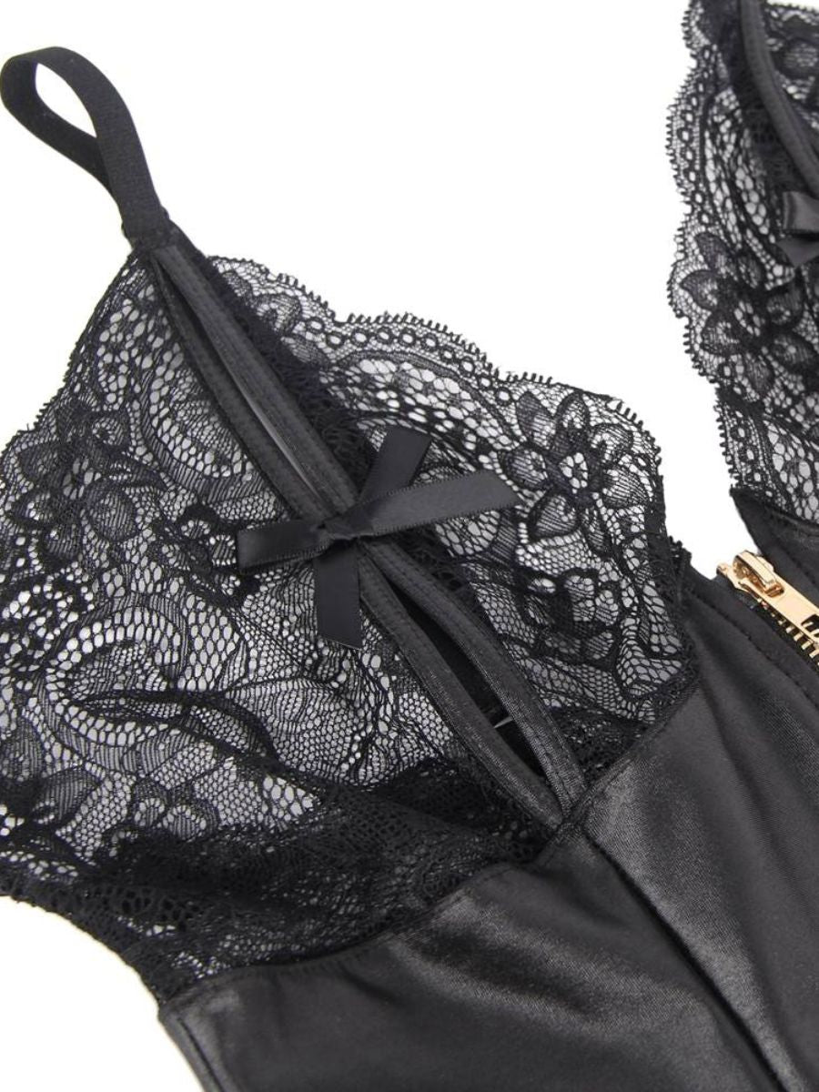 Plus size μαύρο δερμάτινο teddy με δαντέλα, φερμουάρ και ανοιχτό μπούστο – Juicy String