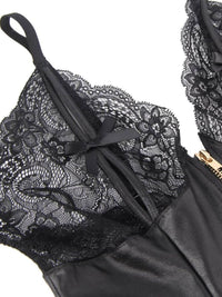 Plus size μαύρο δερμάτινο teddy με δαντέλα, φερμουάρ και ανοιχτό μπούστο – Juicy String