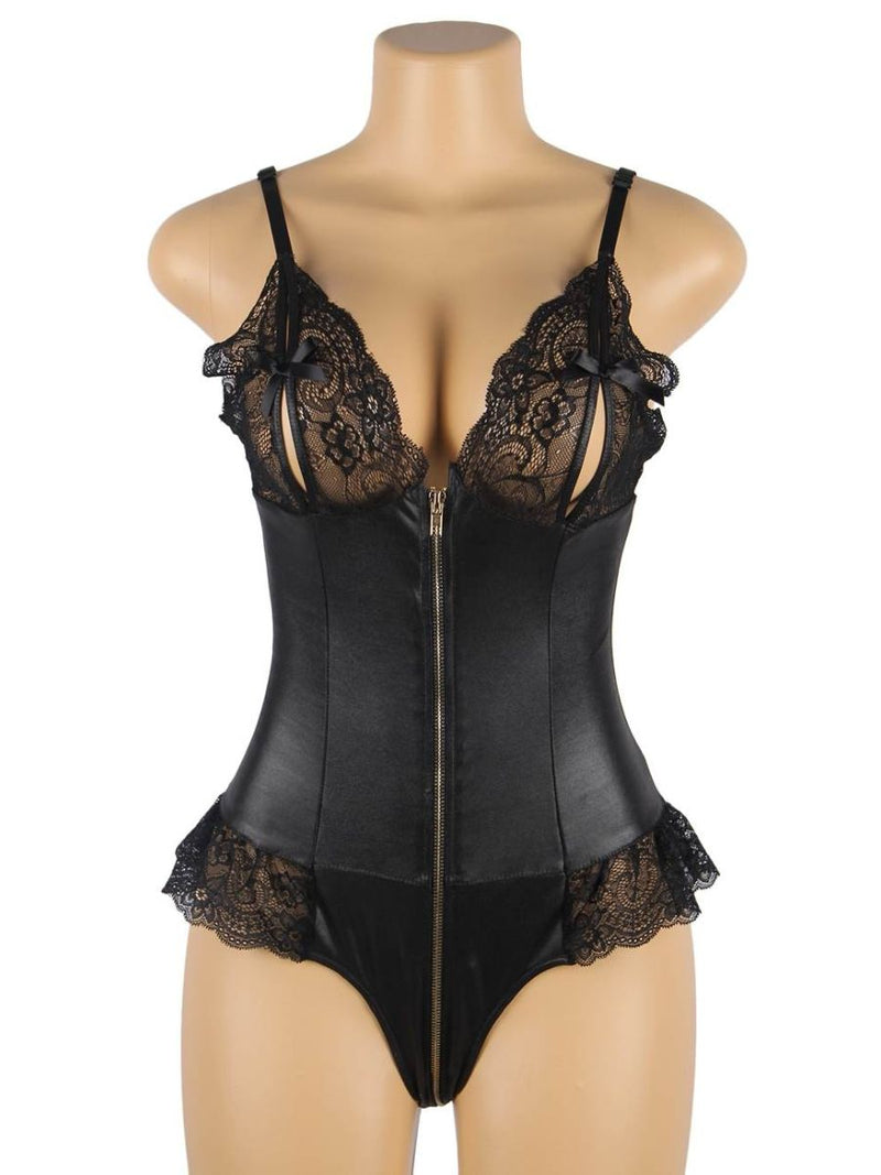 Plus size μαύρο δερμάτινο teddy με δαντέλα, φερμουάρ και ανοιχτό μπούστο – Juicy String