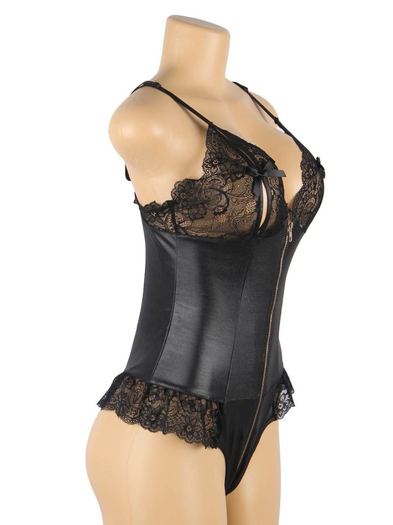 Plus size μαύρο δερμάτινο teddy με δαντέλα, φερμουάρ και ανοιχτό μπούστο – Juicy String