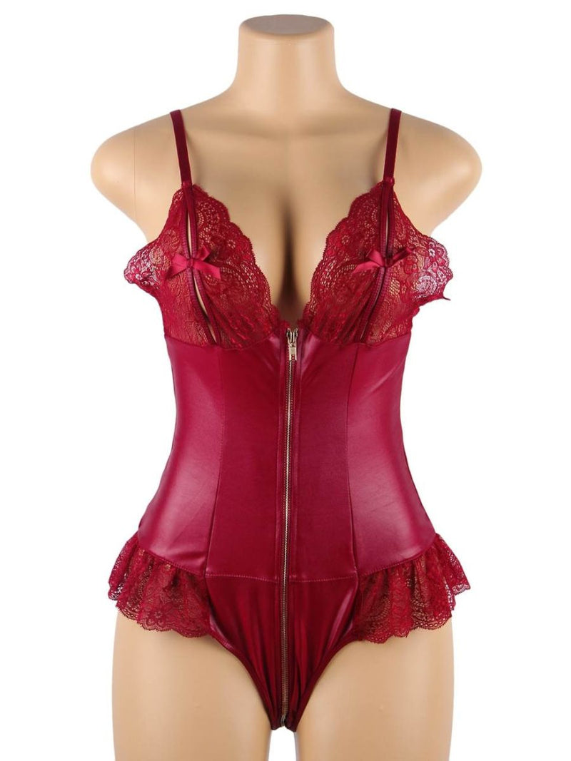 Plus size κόκκινο δερμάτινο teddy με δαντέλα, φερμουάρ και open cup – Juicy String

