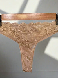 Thong String με Δαντέλα και Brazil Κόψιμο